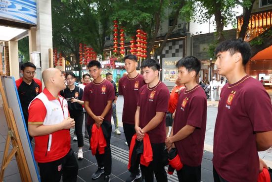 西天取经五百年后，如来圆寂，金翅年夜鹏祸乱三界。孙悟空为解救三界，口含如来舍利降众人间。在召集师弟沙悟净、朱悟能的进程中，悟空终究贯通舍身取义的无量佛法，演变真身，覆灭虾蟆精，踏上打败金翅年夜鹏的西行路。